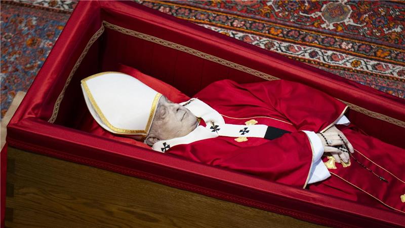 Bis Freitagabend ist der Leichnam des toten Papstes im Petersdom aufgebahrt.