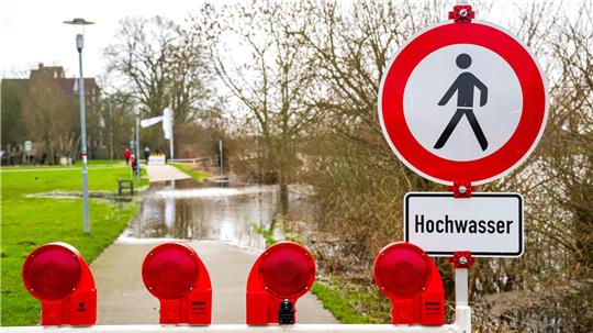 Bis Montag wird in Niedersachsen viel Regen erwartet, deshalb droht örtlich Hochwasser. (Archivbild)