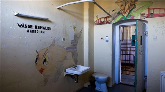 Bis auf Waschbecken und Toiletten ist aber nicht mehr viel in den Zellen. (Archivbild)