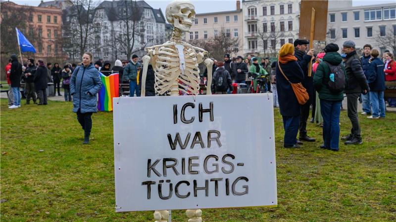 Bis auf die Knochen: Mit einem Skelett wird in Cottbus gegen eine mögliche Wehrpflicht demonstriert. 