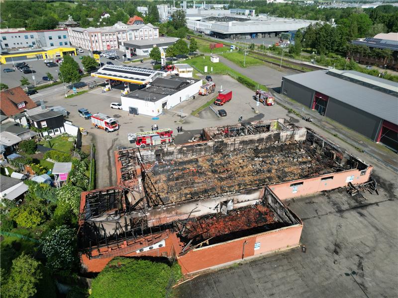 Bis auf die Mauern niedergebrannt sind ein Verbrauchermarkt und ein Döner-Imbiss. Das Feuer brach gegen 2 Uhr aus. Die Löscharbeiten der Feuerwehr zogen sich über mehrere Stunden. Die Feuerwehr war mit 100 Kräften im Einsatz und wurde von Kräften des Technischen Hilfswerkes (THW) unterstützt. Der Schaden beträgt einer ersten Schätzung zufolge über eine Million Euro. Das Gebäude brannte vollständig ab. (Aufgenommen mit einer Drohne.) Foto: Matthias Bein/dpa