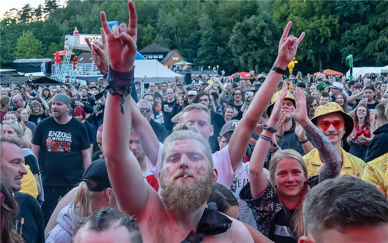 3000 Fans feiern am ersten „Rock am Beckenrand“-Tag Bis auf wenige Karten war das „Rock am Beckenrand“ am ersten Abend ausverkauft. Foto: Merlin Schönfisch