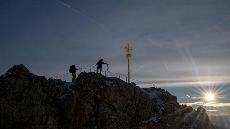 Zugspitz-Kreuz im Tal – Hunderte Sticker müssen runter Bis das Kreuz zurückkehrt, wird der Gipfel der Zugspitze einen ungewohnten Anblick bieten.