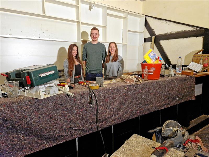 Clausthaler Studenten bauen sich eine neue Kneipe Bis der Querschlag in der Adolph-Roemer-Straße öffnen kann, gibt es für das Team um Sabrina Holzapfel, Timo Reichrath und Julia Burkhardt (v.l.) viel zu tun. Foto: Knoke