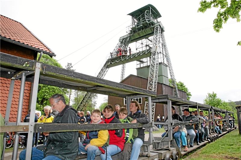 Bis die Tagesförderbahn wieder Gäste vom Alten Bahnhof bis zum Ottiliae- Schacht fahren kann, braucht es noch etwas Geduld. Ulrich Reiff und der Verein Pro Dampf sehen einen Start des Bahnbetriebs nicht vor Juni. Auch die damit verbundenen Führungen werden voraussichtlich nicht früher beginnen können. Archivfoto: Bertram