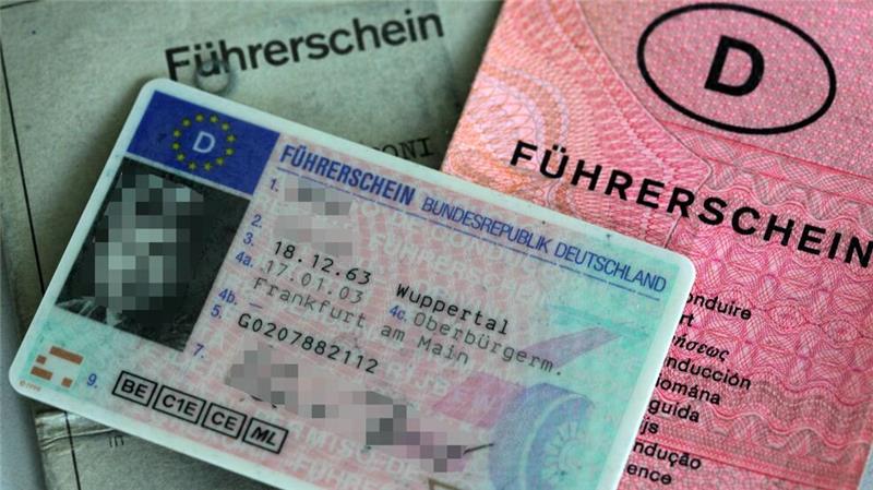 Mögliche Regelung für digitale Führerscheine im Kabinett Bis ein digitaler Führerschein kommt, könnte es noch dauern (Archivbild).