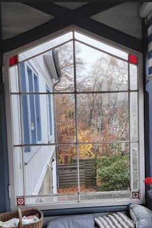 Bis heute schützen die seitlichen Balkonfenster mit wunderschönen Glaseinsätzen vor Wind und Regen.