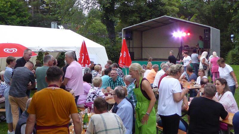 Bis in den Abend hinein genossen die Gäste den Wein und den lauen Sommerabend.