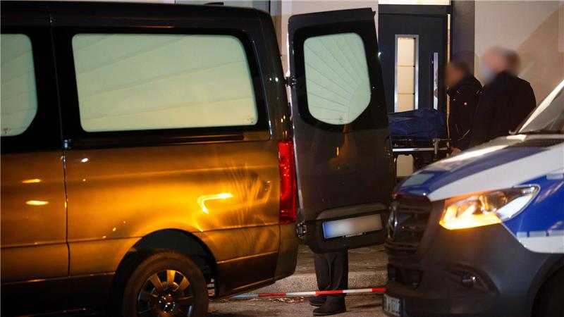 Mutter und Baby erstochen: Haftbefehl gegen Vater Bis in den Abend war die Spurensicherung am Samstag im Einsatz.