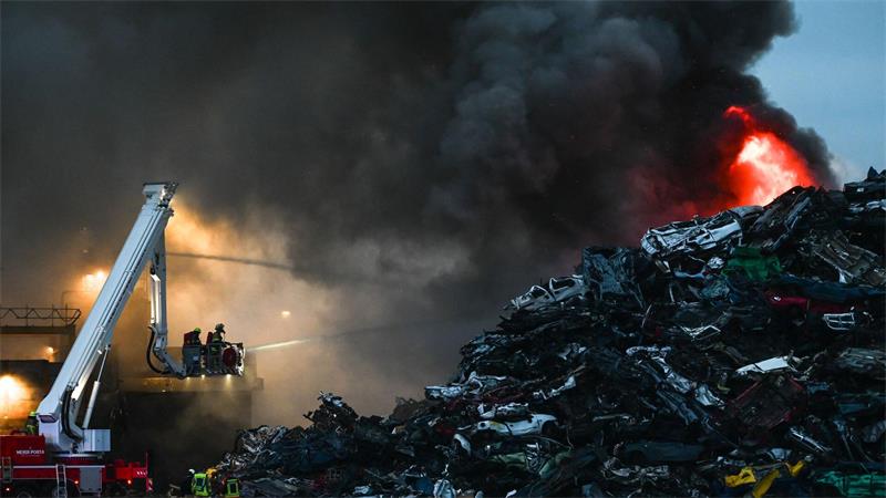 Bis in den Tag dauern die Löscharbeiten eines nächtlichen Brandes auf einem Schrottplatz in Leer an.