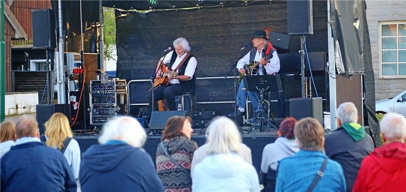 Sonne verwöhnt „Kunstharz“-Marktplatz in Braunlage Bis in den späten Abend sorgt das Goslarer Duo Lagerfeier-Musik mit Axel Dietsch (re.) für stimmungsvolle Unterhaltung im Zentrum von Braunlage. Fotos: Nachtweyh/Jung(2)