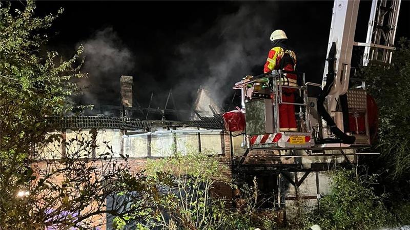 Stundenlanger Feuerwehreinsatz bei Nauen: Blockstelle in Vollbrand Bis in die Nacht löschten die Feuerwehrleute.