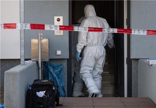 Bis in die späten Abendstunden soll die Spurensicherung in Thiede ihrer Arbeit nachgegangen sein. Symbolbild: picture alliance/dpa | Boris Roessler