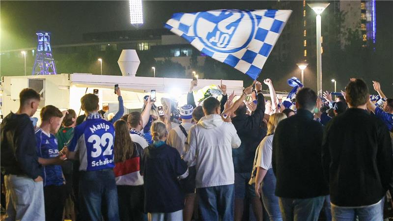 Schalke feiert Bundesliga-Rückkehr mit langer Partynacht Bis tief in die Nacht feierten die Schalker Anhänger und legten zeitweise den Verkehr lahm.
