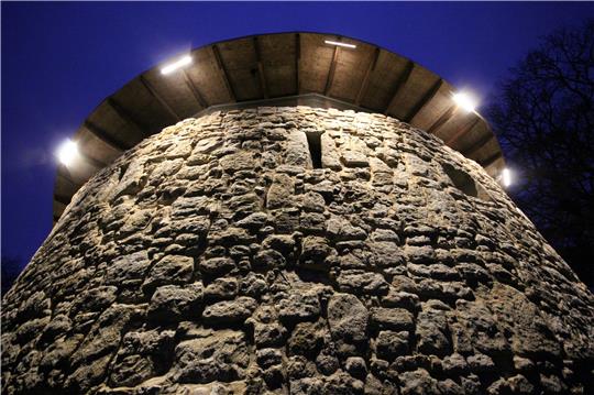 Bis vor kurzer Zeit gingen in der Dämmerung die Lichter am Flankierungsturm an. Das ist vorerst vorbei: Öffentliche Baudenkmäler bleiben derzeit wegen der Energiekrise dunkel.  Archivfoto: Gereke