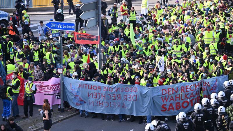 Bis zu 100.000 Demonstranten aus ganz Deutschland und dem Ausland wollten nach Essen kommen.