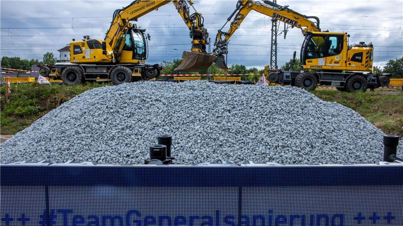 Größtes Bahn-Sanierungsprojekt in Deutschland gestartet Bis zu 2,5 Milliarden Euro sollen nach Worten des Parlamentarischen Staatssekretärs im Bundesverkehrsministerium, Ulrich Lange, bis Ende April 2026 investiert werden.