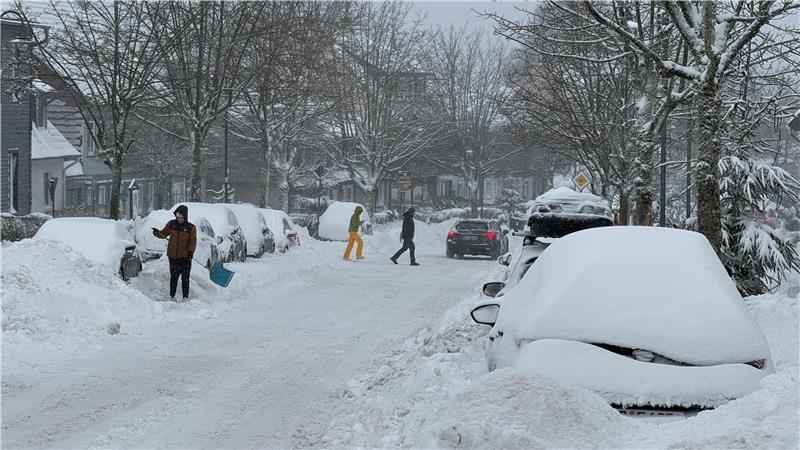 Das Foto zeigt die tiefverschneite Schützenstraße in St. Andreasberg.