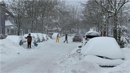 Das Foto zeigt die tiefverschneite Schützenstraße in St. Andreasberg.