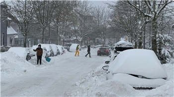 Das Foto zeigt die tiefverschneite Schützenstraße in St. Andreasberg.
