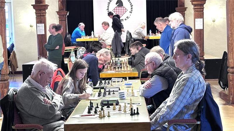 In Bad Harzburg rauchen wieder fünf Tage lang die Köpfe Bis zu fünf Stunden dauern die Partien. Der älteste Teilnehmer ist übrigens der 91-jährige Joachim Thielemann (l.) vom Ahrensburger TSV.