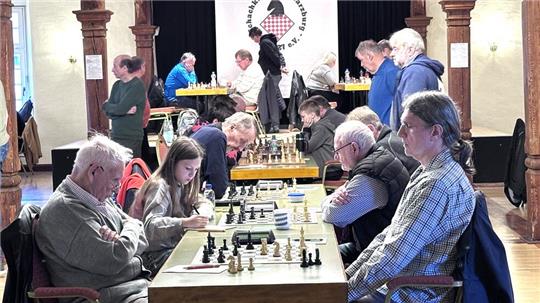 Bis zu fünf Stunden dauern die Partien. Der älteste Teilnehmer ist übrigens der 91-jährige Joachim Thielemann (l.) vom Ahrensburger TSV.