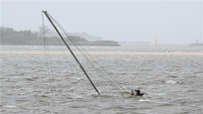 Heftiges Unwetter trifft Australiens Ostküste Bis zu neun Meter hoch türmten sich die vom Wirbelsturm aufgepeitschten Wellen. Dabei sank auch diese Jacht.
