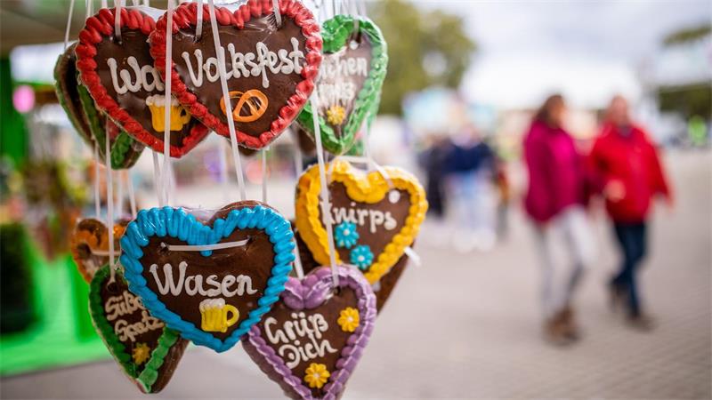 Cannstatter Volksfest startet mit Fassanstich und Festumzug Bis zum 11. Oktober hoffen rund 240 Schausteller, Wirte und Marktkaufleute auf dem Gelände am Neckar-Ufer auf gute Geschäfte. (Archivbild)