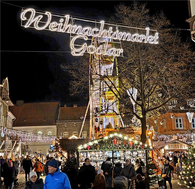 Goslars Weihnachtswald bringt den Markt europaweit nach vorn Weihnachtsmarkt in Goslar mit beleuchtetem Schriftzug, festlich geschmückten Ständen, Weihnachtsbaum und Riesenrad bei Nacht.
