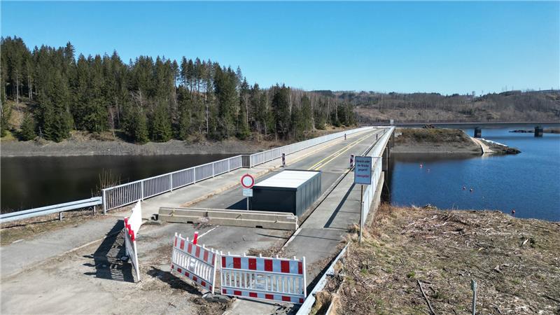 Bis zum Abriss der alten Brücke stehen die Fahrradgaragen auf der Schulenberger Seite des Bauwerks.