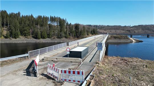 Bis zum Abriss der alten Brücke stehen die Fahrradgaragen auf der Schulenberger Seite des Bauwerks.