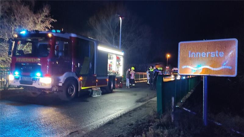 Bis zum Eintreffen der Feuerwehr hatte sich die 23-Jährige schon aus ihrem Fahrzeug befreit und war ans Ufer geschwommen.