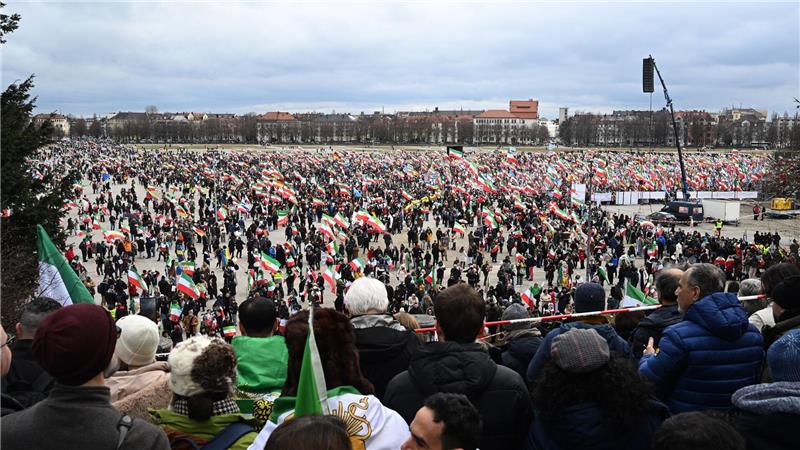 Bis zum Nachmittag zählte die Polizei bereits 200.000 Teilnehmer auf der Iran-Demo auf der Theresienwiese.