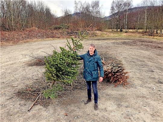 Bis zum Ostersonntag wird noch einiges an Strauchschnitt auf dem Osterfeuer-Platz am Bollrich dazukommen: Organisator Maik Jankowsky freut sich jetzt schon auf die Brauchtumsveranstaltung.  Foto: Sowa