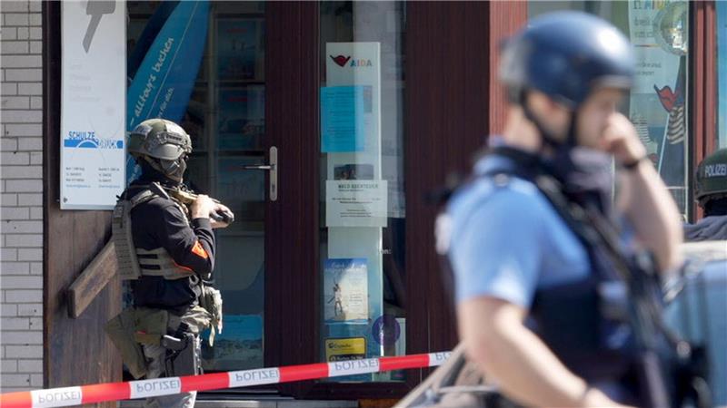 Polizeieinsatz in Bank beendet - Fahndung nach Tätern läuft Bis zum Zugriff dauerte es mehrere Stunden.