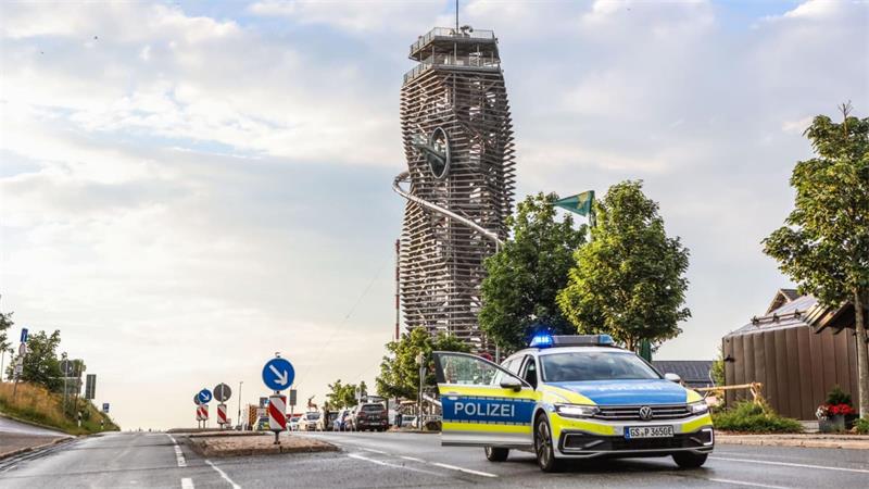 Rettungskräfte nach dem Unglück auf Torfhaus. Im Hintergrund der Harzturm.