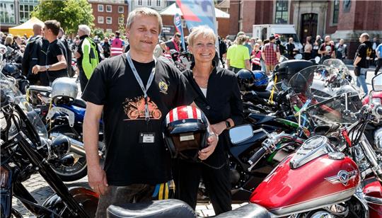 Bischöfin Kirsten Fehrs und Motorradpastor Lars Lemke stehen vor Beginn des Hamburger Motorradgottesdienst (Mogo) vor der Hauptkirche St.Michaelis.