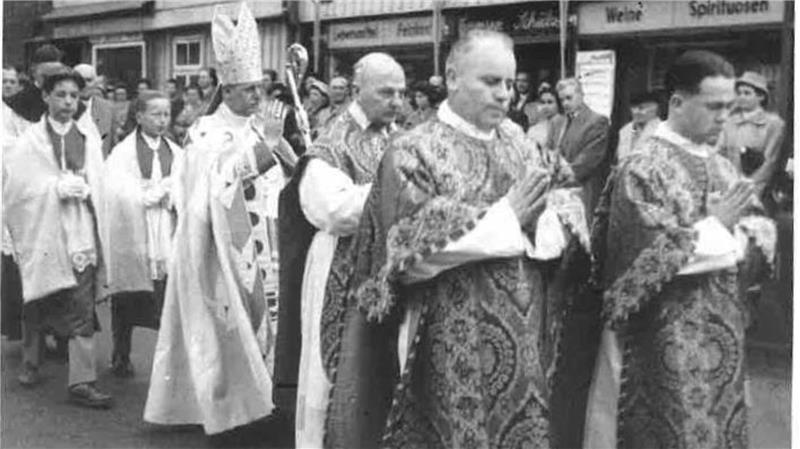 Erinnern an Nazi-Opfer: Kaplan Johannes Jäger überlebt Dachau-Haft Bischof 1957 Heinrich Maria Janssen besucht Herzberg 1957 zur 100-Jahrfeier der Pfarrei. Vor ihm gehen Pfarrer Johannes Jäger und die beiden Kapläne Werner Möhle und Wolfgang Aßmann (v.l.).