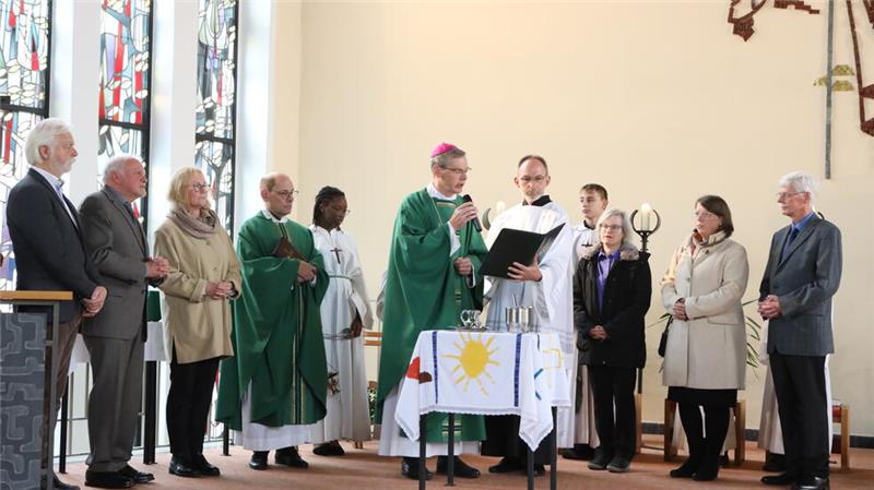 Novum im Bistum: Ehrenamtliche leiten Gemeinde im Oberharz Bischof Dr. Heiner Wilmer (M.) überträgt die Leitung der Pfarrei an sechs Ehrenamtliche. Priester Klemens Teichert (4.v.l.) übernimmt moderierende Aufgaben.