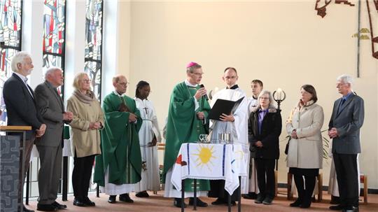 Bischof Dr. Heiner Wilmer (M.) überträgt die Leitung der Pfarrei an sechs Ehrenamtliche. Priester Klemens Teichert (4.v.l.) übernimmt moderierende Aufgaben.