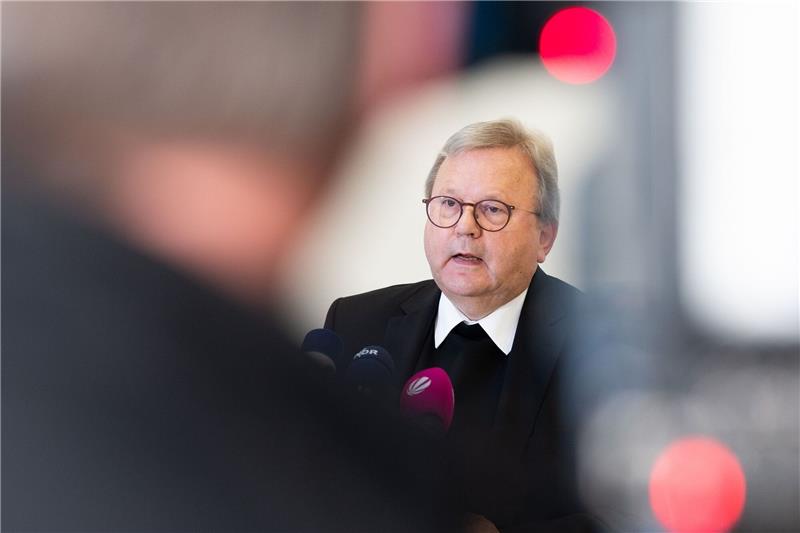 Bischof Franz-Josef Bode spricht bei einer Pressekonferenz.