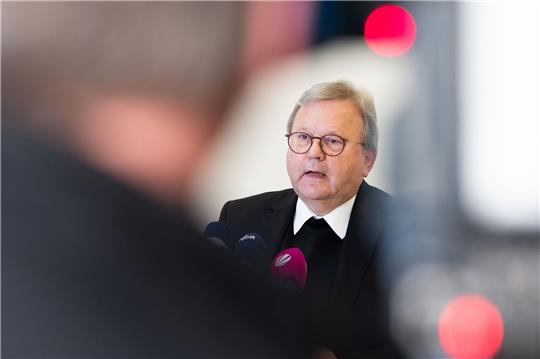 Bischof Franz-Josef Bode spricht bei einer Pressekonferenz.