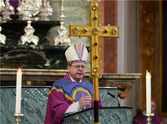 Bischof Georg Bätzing sieht den christlichen Glauben in der Bevölkerung auf dem Rückzug.