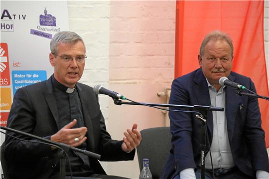 Bischof Heiner Wilmer und MdB Frank Bsirske haben Gemeinsamkeiten entdeckt – aber auch Gegensätze. Foto: Skuza