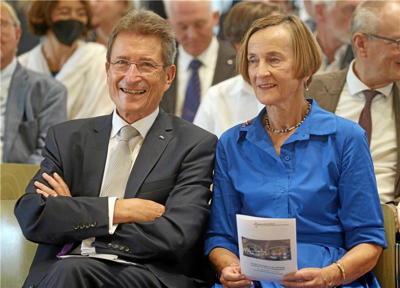 Bischof im Ruhestand Wolfgang Huber, hier mit Ehefrau Kara, beschäftigt sich in Goslar mit der Ethik der Digitalisierung. Foto: dpa