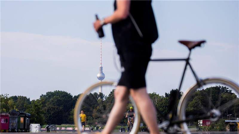 Bisher dürfen Radfahrer und -fahrerinnen mit bis zu 1,6 Promille Alkohol im Blut unterwegs sein, sofern sie keinen Unfall bauen oder Ausfallerscheinungen haben. (Symbolbild)