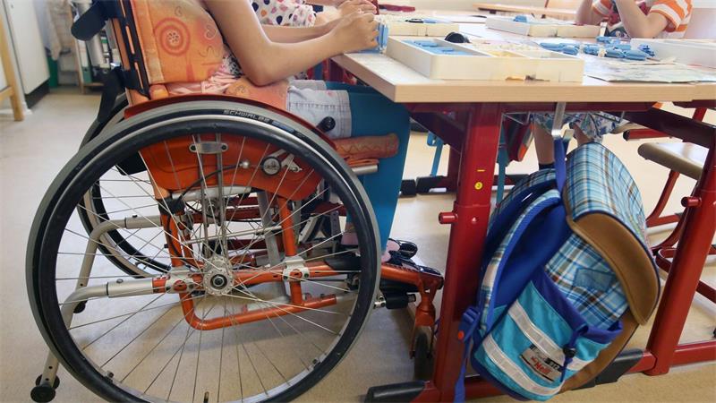 Kabinett: Kein Alkohol mehr für 14-Jährige Bisher haben Kinder mit Behinderungen das Recht auf individuelle Assistenz. (Archivbild)