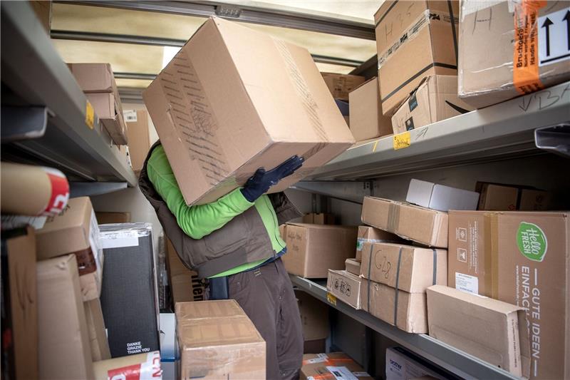 CO2-Label für Pakete? Post fordert Kennzeichnungspflicht Bisher haben Verbraucher bei Online-Bestellungen keinen Überblick über den CO2-Ausstoß pro Paket. Künftig könnte sich das ändern.