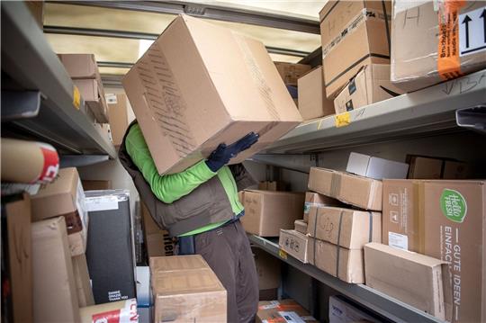Bisher haben Verbraucher bei Online-Bestellungen keinen Überblick über den CO2-Ausstoß pro Paket. Künftig könnte sich das ändern.