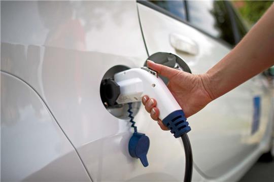 Bisher können Besitzer von Elektroautos noch mindestens einen Snack zu sich nehmen, um die Zeit an der Elektro-Ladestation zu überbrücken. In Zukunft könnte sich das Warten auf einen Kaffee verkürzen.  Foto: dpa
